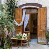 Altro sottano secolare � quello posto sempre su strada Quercia, utilizzato anche per vendere frutta e verdura. Due sedie all�esterno fanno infatti da supporto per un�asse di legno sulla quale sono esposti finocchi, zucca e cicorie